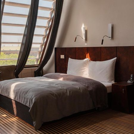Hotel Monopol วรอตซวาฟ ภายนอก รูปภาพ A bedroom at the hotel