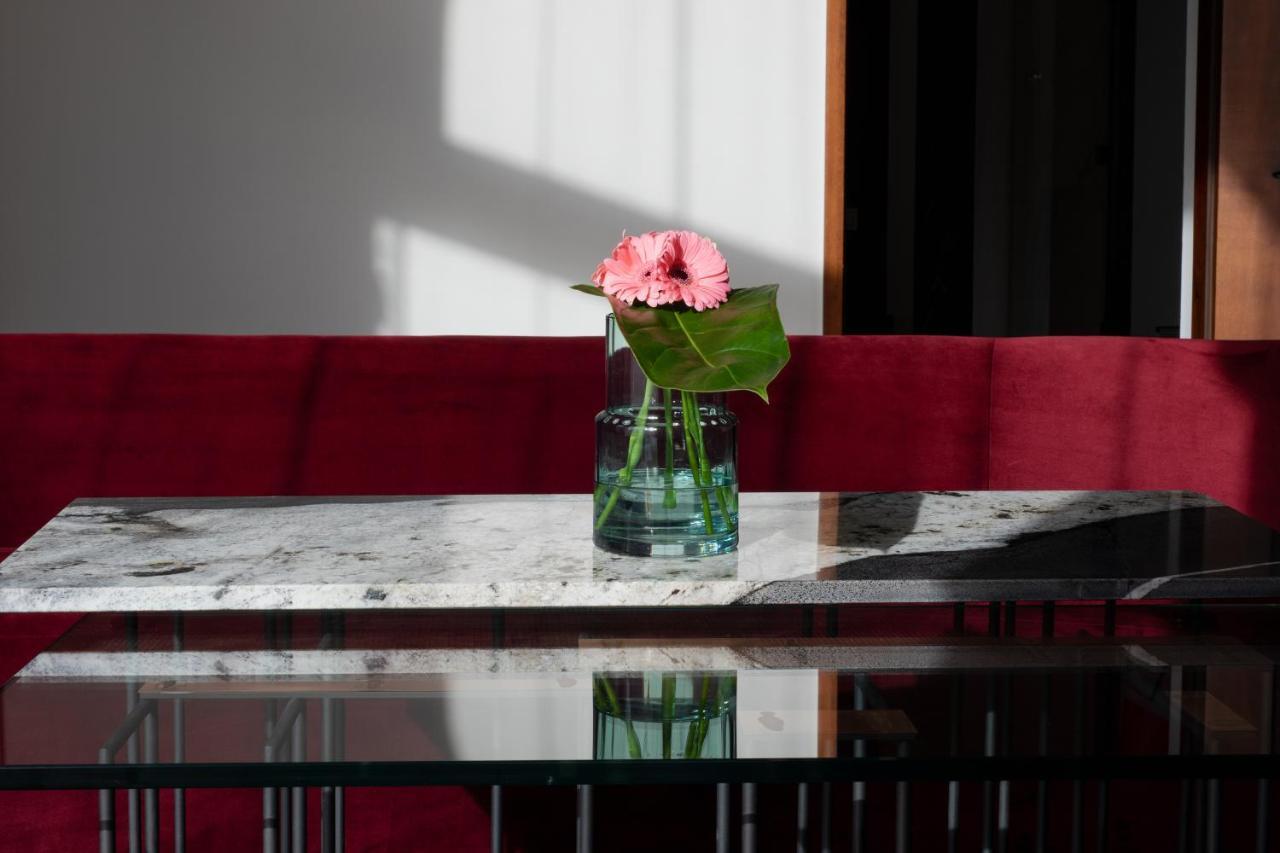 Hotel Monopol วรอตซวาฟ ภายนอก รูปภาพ A table with a flower vase