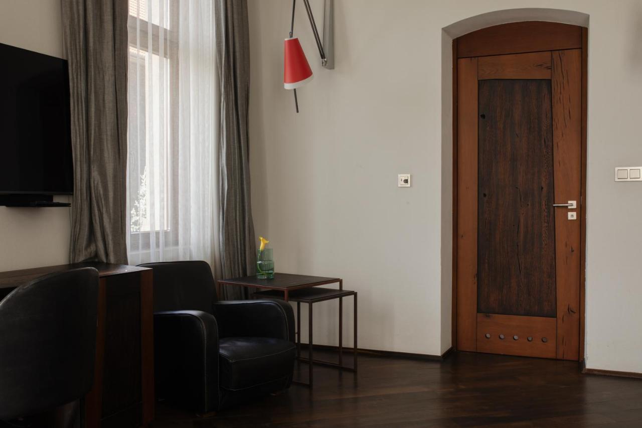 Hotel Monopol วรอตซวาฟ ภายนอก รูปภาพ A door with a frosted glass panel
