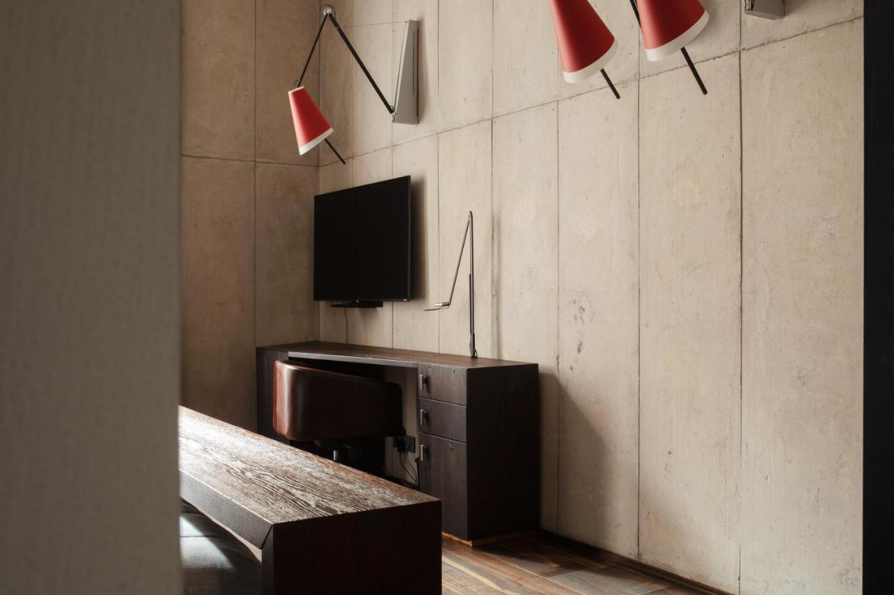 Hotel Monopol วรอตซวาฟ ภายนอก รูปภาพ A wall mounted television