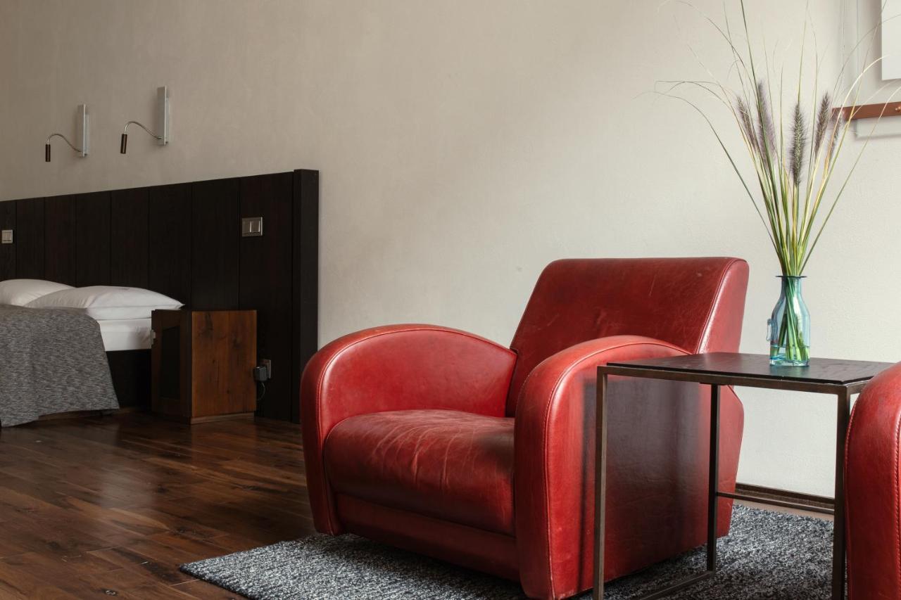 Hotel Monopol วรอตซวาฟ ภายนอก รูปภาพ A leather chair