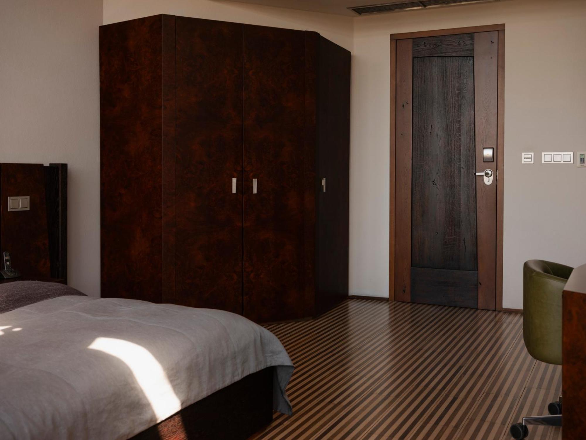 Hotel Monopol วรอตซวาฟ ภายนอก รูปภาพ A bedroom with a wardrobe