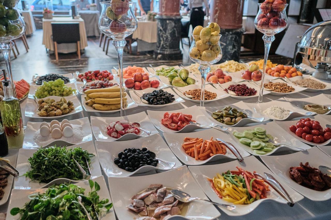Hotel Monopol วรอตซวาฟ ภายนอก รูปภาพ A buffet of tapas